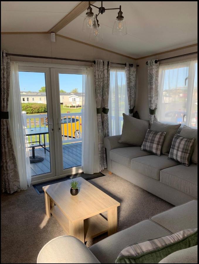 Sea La Vie Villa Cayton Exterior photo